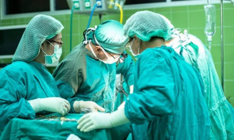 Μωρό γεννήθηκε με δύο κεφάλια και τρία χέρια. Προσοχή σκληρές εικόνες