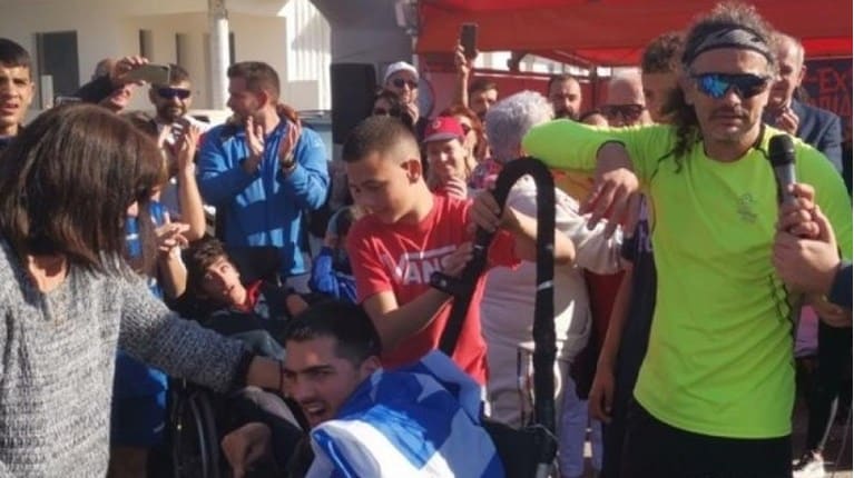 Χανιά: Αθλητής τριάθλου διέσχισε απόσταση 162 χιλιομέτρων μαζί με παιδί με αναπηρία σε αναπηρικό αμαξίδιο