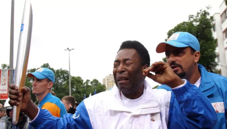 Πελέ: Όταν μετέφερε με δάκρυα την Φλόγα των Ολυμπιακών Αγώνων του 2004