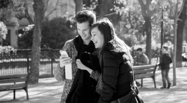 Και κανέναν να μην έχεις, έχεις πάντα τον αδερφό σου