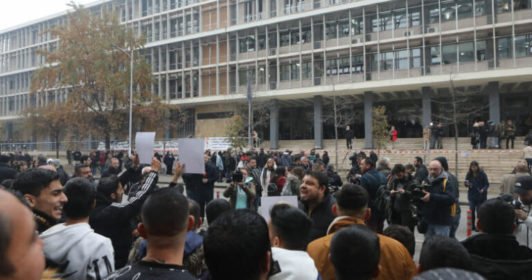 Ελεύθερος ο αστυνομικός που πυροβόλησε τον 16χρονο Ρομά