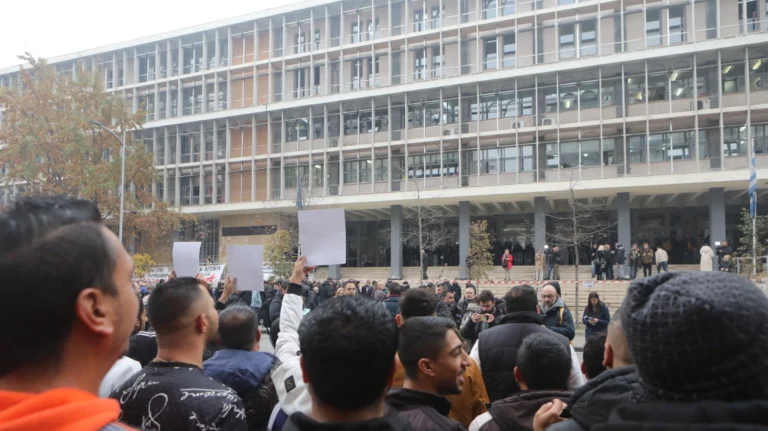 Θεσσαλονίκη: Προσωρινά ελεύθερος με κατ’ οικόν περιορισμό ο αστυνομικός που πυροβόλησε τον 16χρονο Ρομά – Διαφώνησαν εισαγγελέας και ανακριτής