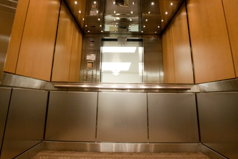 Γιατί τα ασανσέρ έχουν καθρέφτες;