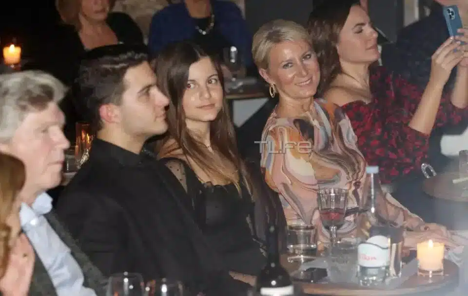 ena olokliro magazi gyrise kai toys koitoyse i natasa paza ti evgale tin podia kai vgike me ta didyma paidia tis 2 960x609 1