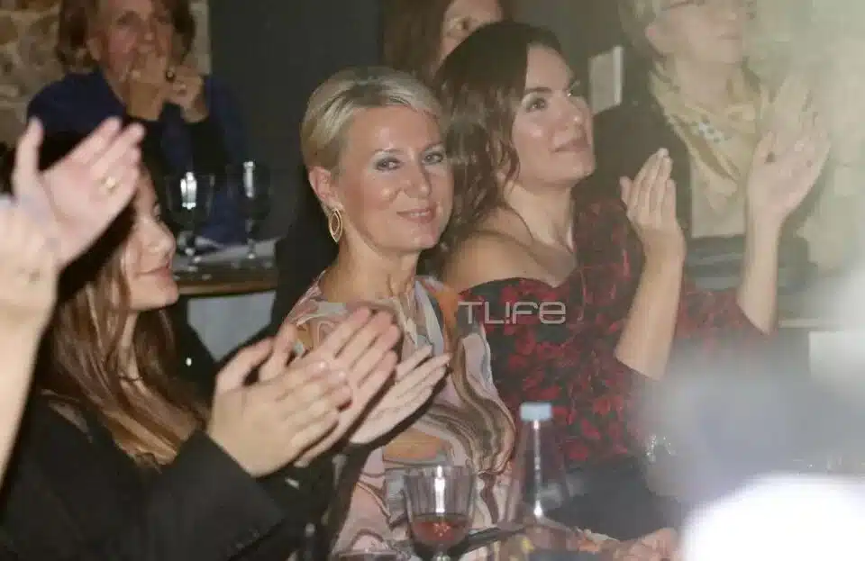ena olokliro magazi gyrise kai toys koitoyse i natasa paza ti evgale tin podia kai vgike me ta didyma paidia tis 960x623 1