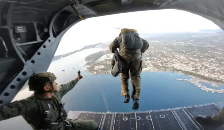 Ο αρχηγός ΓΕΕΘΑ πήδηξε από το ελικόπτερο μαζί με άλλους αλεξιπτωτιστές