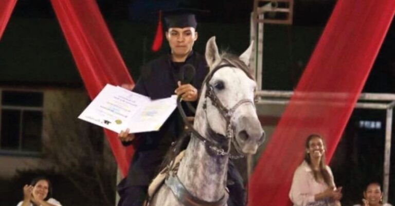 Φτάνει στην αποφοίτησή του με το άλογο που τον πήγαινε καθημερινά στο σχολείο