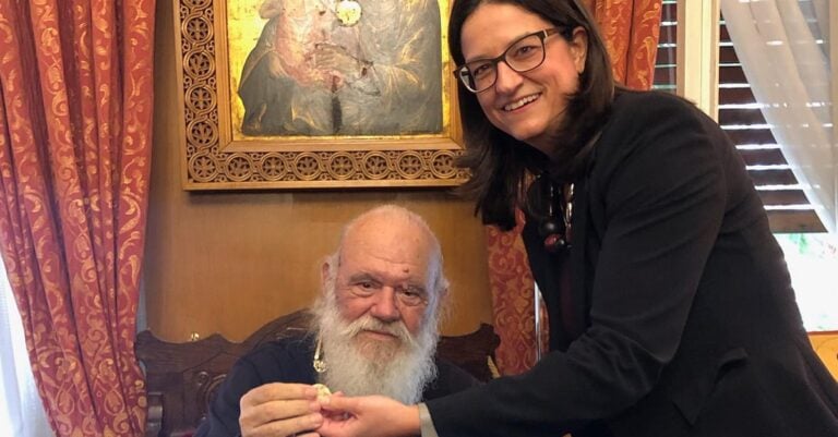 Η υπουργός Παιδείας κέρδισε το φλουρί στην πίτα της Αρχιεπισκοπής Αθηνών