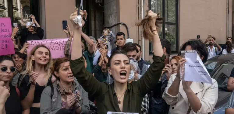 Ιστορική απόφαση στο Ιράν: Καταργήθηκε η αστυνομία ηθών – Μετά από μήνες αιματηρών διαδηλώσεων