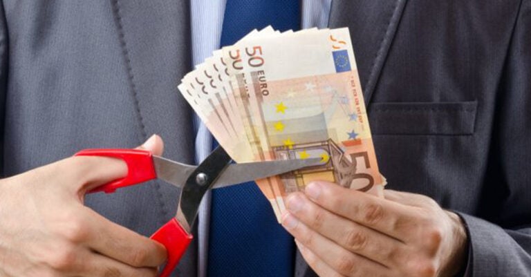 Λιγότερο από το μισό μισθό των άλλων Ευρωπαίων παίρνουν οι Έλληνες εργαζόμενοι