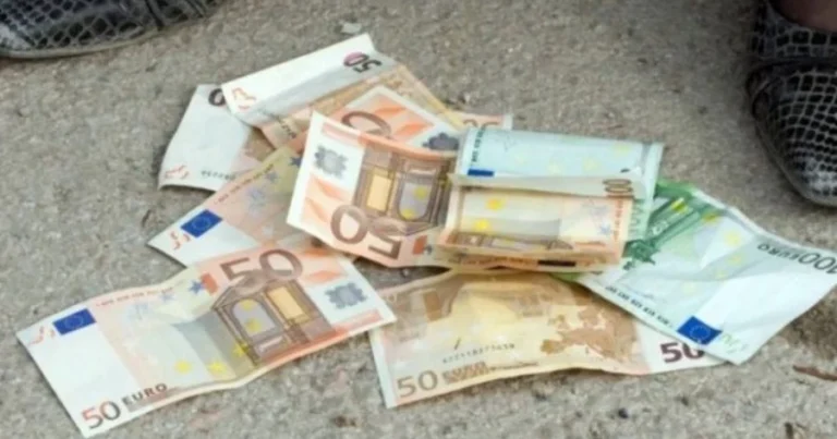 65χρονος έκανε ληστεία σε τράπεζα και πέταξε τα χρήματα στους περαστικούς φωνάζοντας «Καλά Χριστούγεννα»