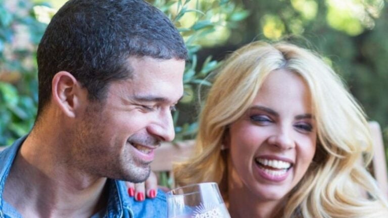 Έχουν μπάλες με τις φωτογραφίες τους – Πιο ερωτευμένοι από ποτέ Τζένη Μελιτά και Σπύρος Μαργαρίτης στόλισαν το Χριστουγεννιάτικο δέντρο τους