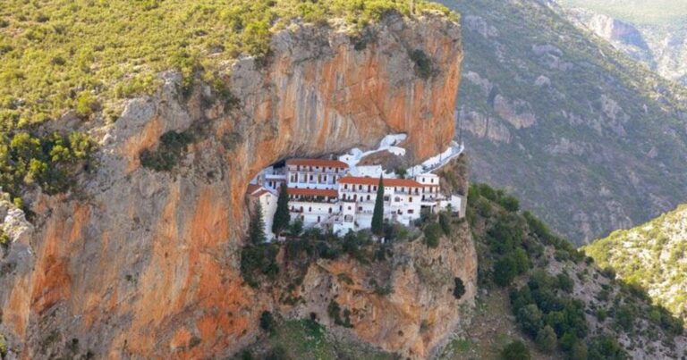 Μονή Έλωνας: Το μοναστήρι που βρίσκεται γατζωμένο σε ένα κόκκινο βράχο