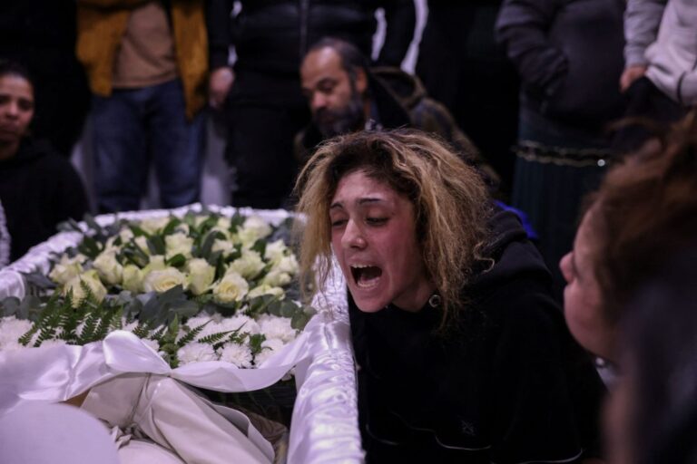 Κηδεία 16χρονου Ρομά – Προκαλεί ρίγη το μοιρολόι της μάνας. Σπαράζει η σύζυγός του