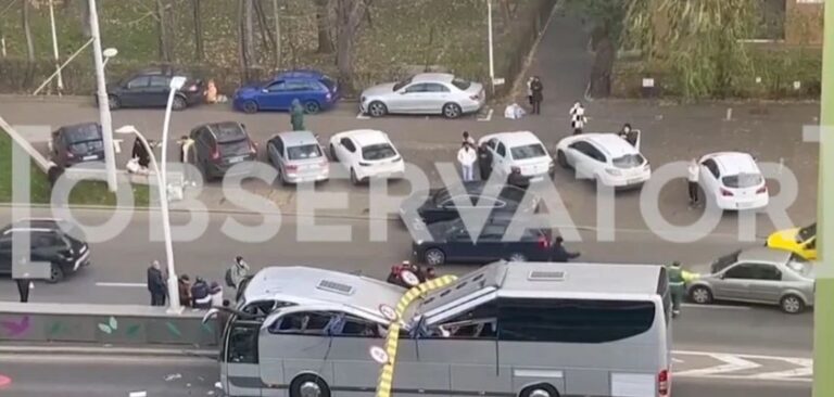 Δυστύχημα στη Ρουμάνια: Η στιγμή που το λεωφορείο πέφτει στη μεταλλική κατασκευή