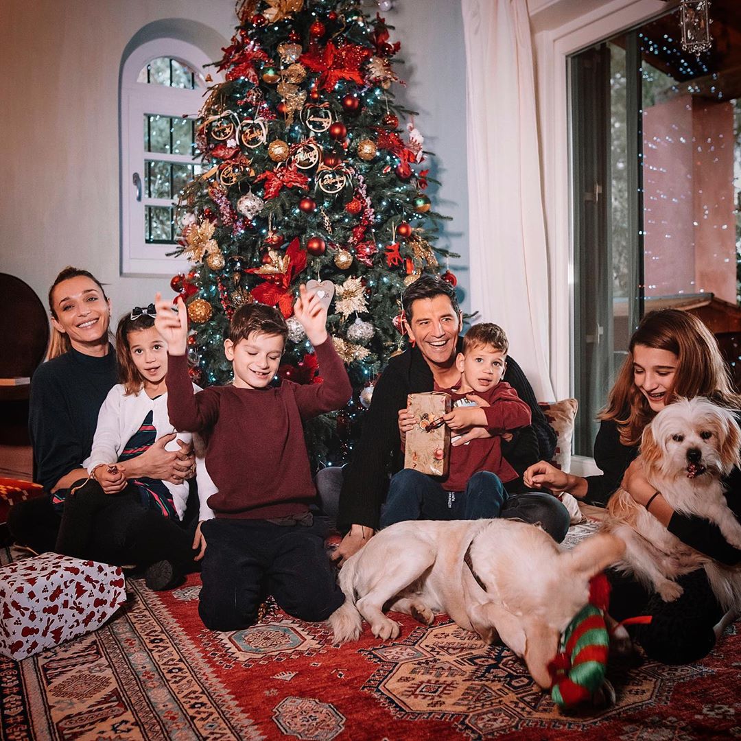 sakis royvas katia zygoyli pozaroyn me ta tessera paidia toys mprosta apo to christoygenniatiko dentro