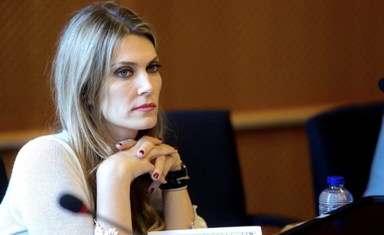 Τα «σκληρά» παζάρια της Εύας Καϊλή για το οικόπεδο στην Πάρο – «Ήταν σαν να τα βγάζει τσίμα τσίμα» λέει ο πωλητής