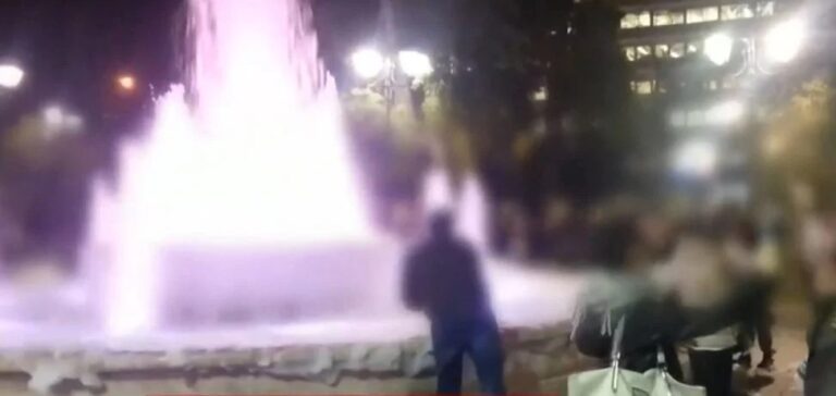 Xαμός στο Σύνταγμα – Γέμισε αφρούς το σιντριβάνι. Άγνωστοι έριξαν… σαπούνι