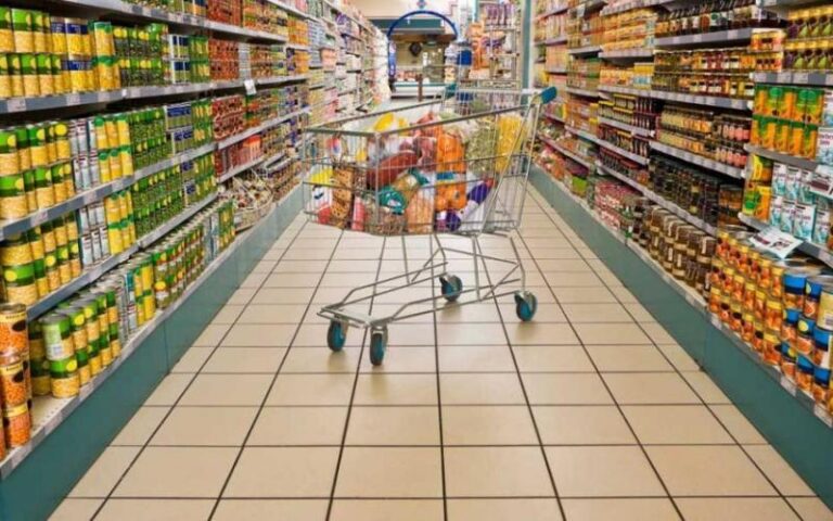 Στην Ελλάδα του 2022: Ηλικιωμένος σε απόγνωση προσπάθησε να κλέψει ένα καρότσι γεμάτο προϊόντα από γνωστό σουπερμάρκετ