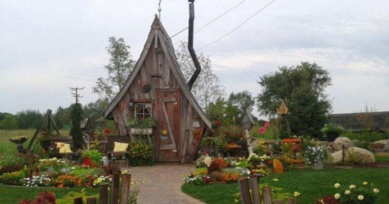 Ταλαντούχος ξυλουργός κατασκευάζει σπιτάκια «όνειρο» που μοιάζουν βγαλμένα από παραμύθι