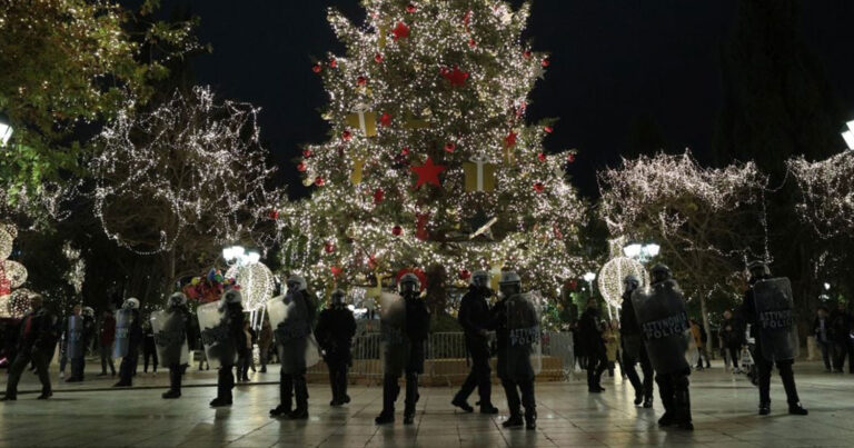 Επέτειος δολοφονίας Γρηγορόπουλου: Τα ΜΑΤ περιφρουρούσαν το έλατο στο Σύνταγμα