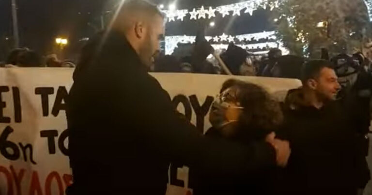 Επέτειος Γρηγορόπουλου: Η αγκαλιά του παίκτη του μπάσκετ Νίκου Παππά στη Μάγδα Φύσσα