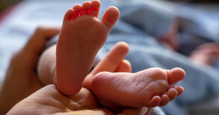 Γονείς που αρνούνταν να δοθεί «αίμα εμβολιασμένου» στο μωρό τους έχασαν προσωρινά την κηδεμονία του