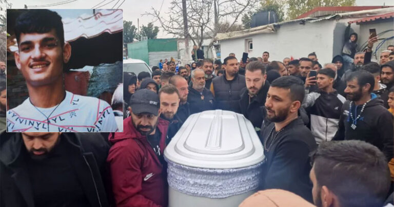 Θρήνος για τον 16χρονο Ρομά: Συγγενείς και φίλοι τον συνόδευσαν σπίτι του με πομπή