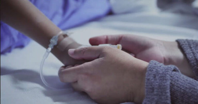 Μια μάνα νόμιζε ότι έχασε για πάντα τον γιο της – Μέχρι που βρήκε ένα χαρτάκι στο παντελόνι του