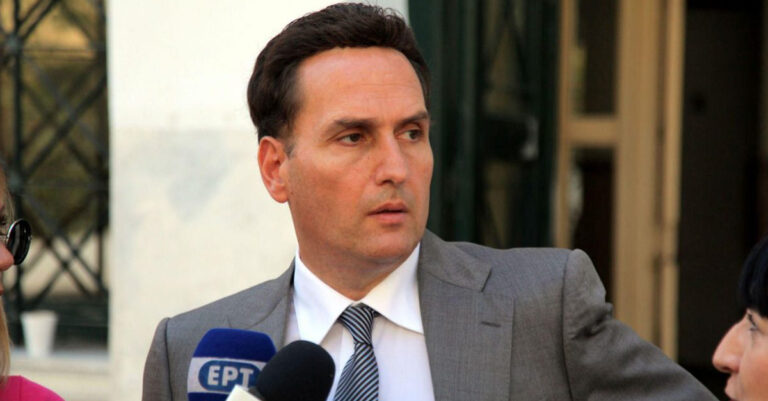 Χαμός με τα «άπιαστα» γαλλικά του Μιχάλη Δημητρακόπουλου