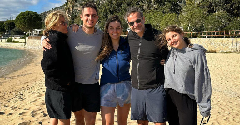 Γιορτές στη παραλία: Ξυπόλητη στην αμμουδιά η οικογένεια Μητσοτάκη