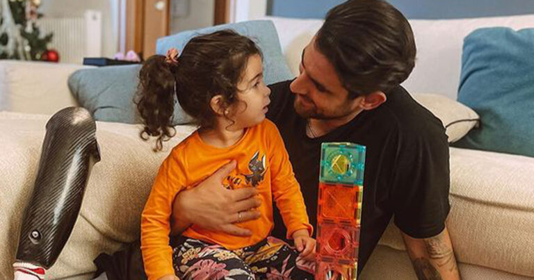 «Είμαι ένας άνθρωπος με αναπηρία και είμαι εντάξει με αυτό»: Συγκινεί ο Ετεοκλής Παύλου αγκαλιά με την κόρη του