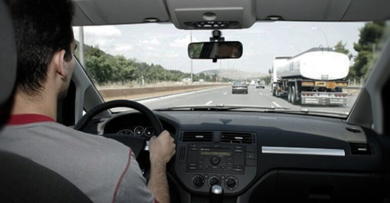 Σταμάτησε με το αυτοκίνητο να κάνει την ανάγκη του και ξέχασε τη σύζυγό του στον δρόμο