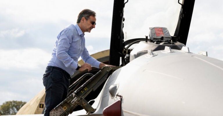 Ιπτάμενος και Τζέντλεμαν: Ο Κυριάκος Μητσοτάκης έκανε επιθεώρηση σε μαχητικά F16