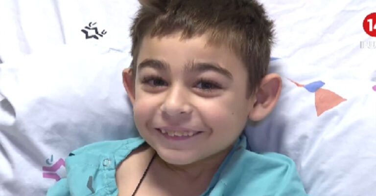 «Θα είμαι σαν τα άλλα παιδάκια»: Ο 8χρονος Αλέξιος έλαβε δώρο ζωής από τη μαμά του