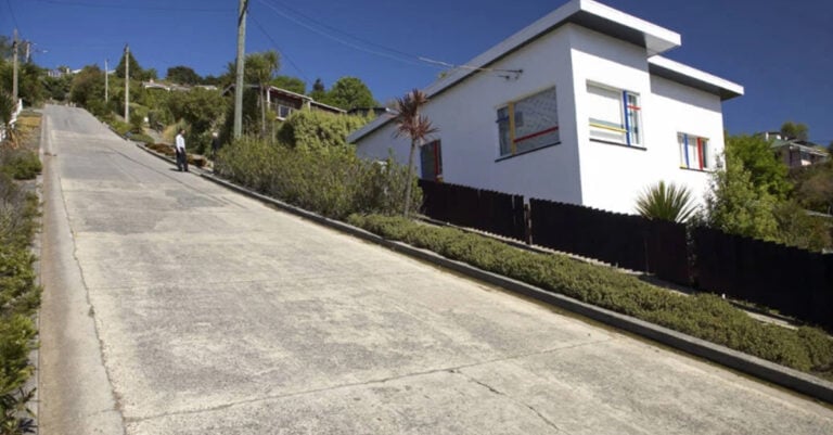 Αυτός είναι ο πιο ανηφορικός δρόμος του κόσμου – Δυσκολεύονται ακόμα και τα αυτοκίνητα