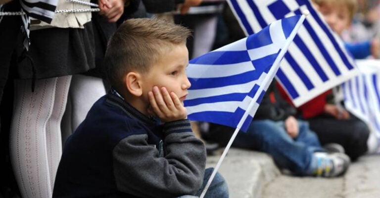 Η Ελλάδα μικραίνει επικίνδυνα: Μειώθηκε ο πληθυσμός της χώρα σε 9.716.889 άτομα