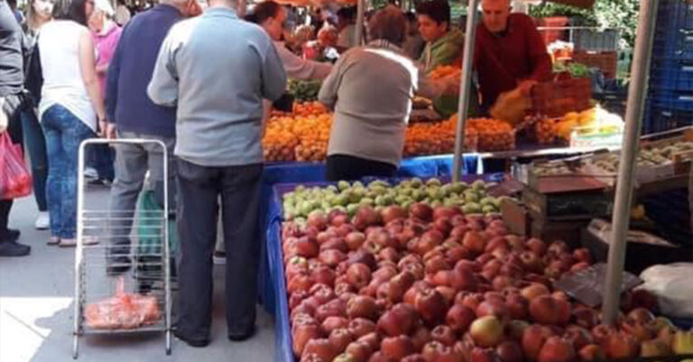 Ο πιτσιρικάς της λαϊκής που δεν αποχαυνώνεται πίσω από ένα τάμπλετ
