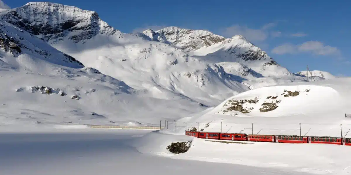 to treno poy perna apo 55 toynel kai 196 gefyres mesa stis chionismenes alpeis 1