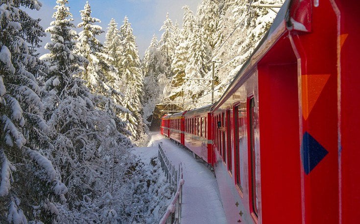 to treno poy perna apo 55 toynel kai 196 gefyres mesa stis chionismenes alpeis 10