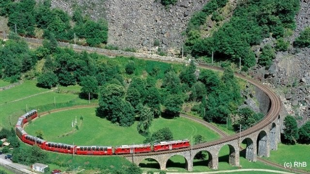 to treno poy perna apo 55 toynel kai 196 gefyres mesa stis chionismenes alpeis 11