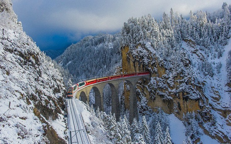 to treno poy perna apo 55 toynel kai 196 gefyres mesa stis chionismenes alpeis 12