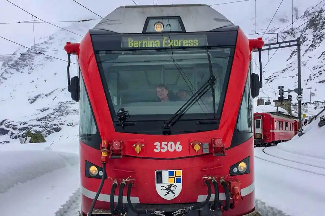 to treno poy perna apo 55 toynel kai 196 gefyres mesa stis chionismenes alpeis 13