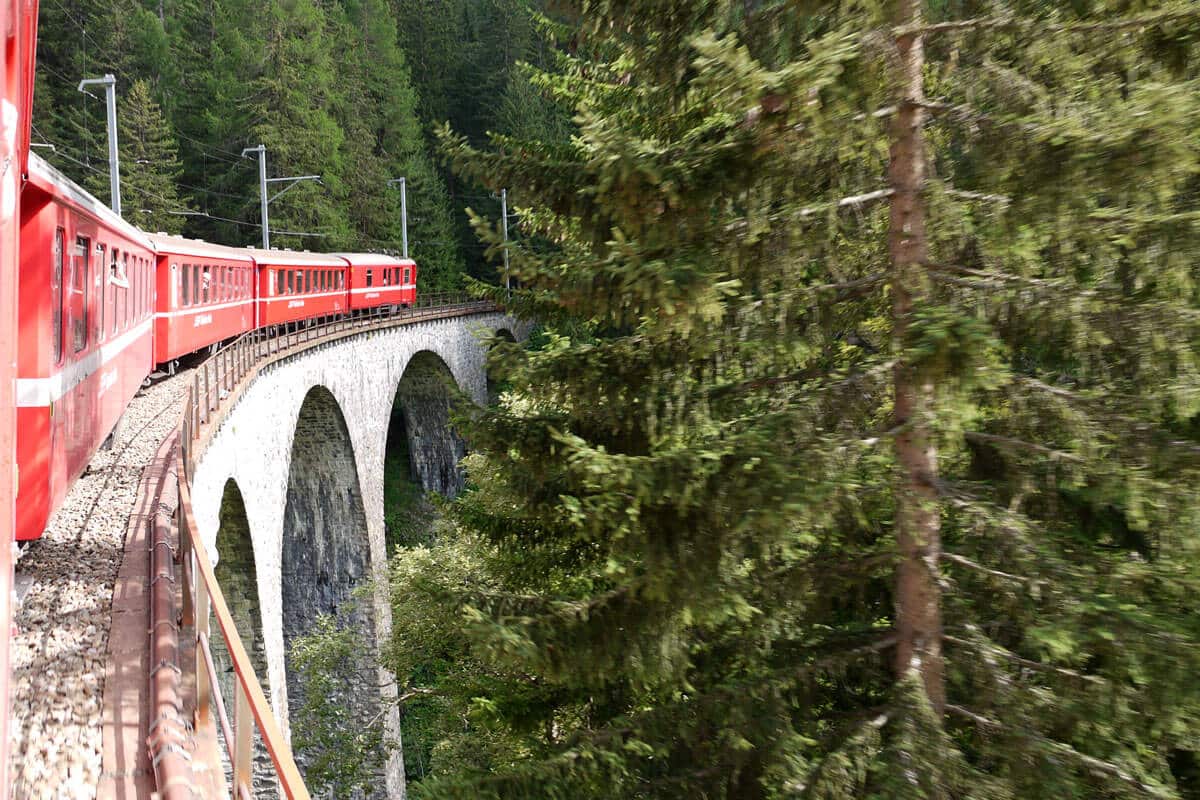 to treno poy perna apo 55 toynel kai 196 gefyres mesa stis chionismenes alpeis 14