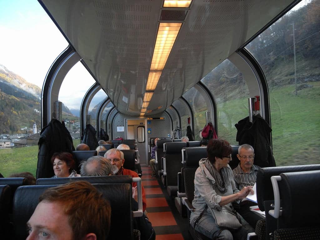 to treno poy perna apo 55 toynel kai 196 gefyres mesa stis chionismenes alpeis 3