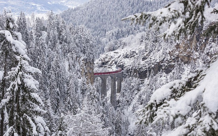 to treno poy perna apo 55 toynel kai 196 gefyres mesa stis chionismenes alpeis 4