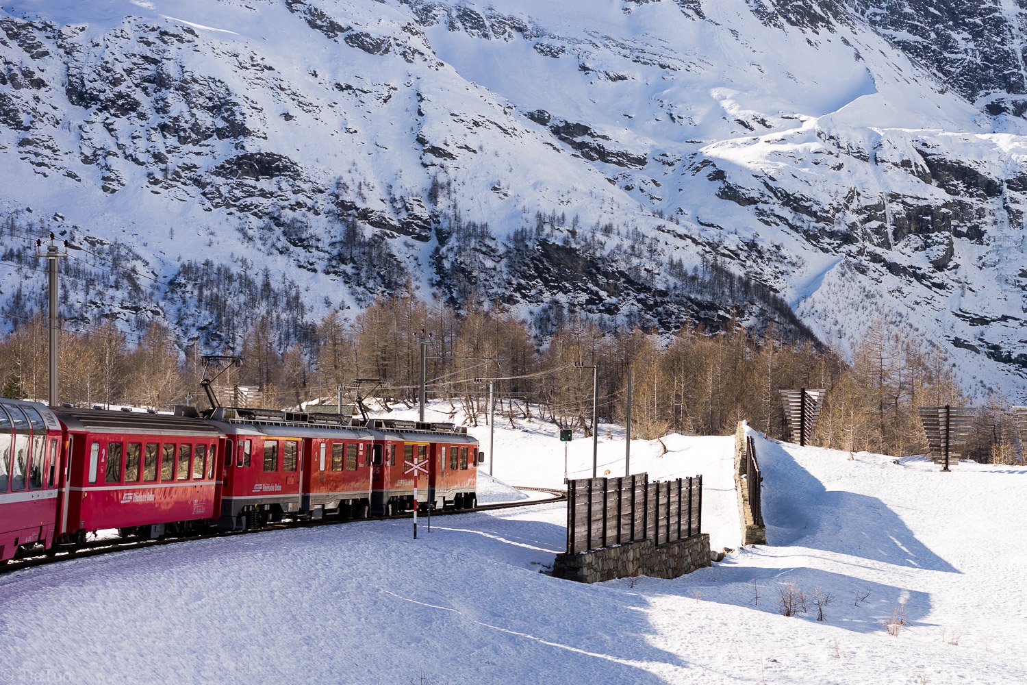 to treno poy perna apo 55 toynel kai 196 gefyres mesa stis chionismenes alpeis 7