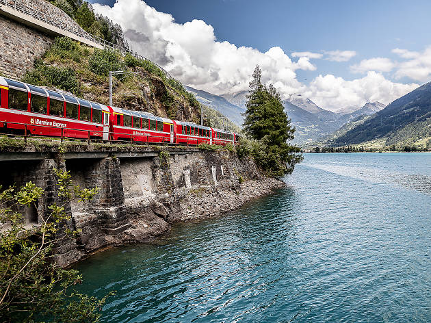 to treno poy perna apo 55 toynel kai 196 gefyres mesa stis chionismenes alpeis 8