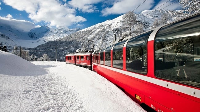 to treno poy perna apo 55 toynel kai 196 gefyres mesa stis chionismenes alpeis 9