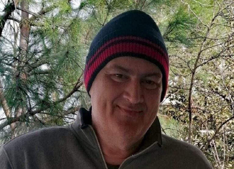 Ρίγη στη Θεσσαλονίκη – Δημοσιογράφος που παλεύει με τον καρκίνο συγκεντρώνει σκούφους για καρκινοπαθείς